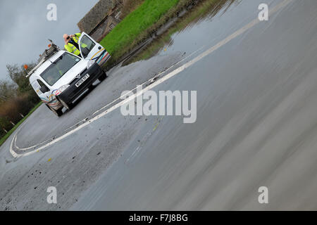 Letton, Herefordshire, Angleterre. 1er décembre 2015. Les ingénieurs BT trouvent leur route fermée en raison d'inondations et d'arrêter pour prendre une photo. La principale route entre438 UN Hereford et Hay-on-Wye est fermée en raison des inondations près de letton en raison d'inondations après la rivière Wye éclater ses banques locales inondations champs le long de la frontière entre l'Angleterre et au Pays de Galles. Banque D'Images