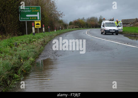 Letton, Herefordshire, Angleterre. 1er décembre 2015. Les ingénieurs de BT à trouver leur route fermée en raison d'inondations. La principale route entre438 UN Hereford et Hay-on-Wye a été fermée en raison des inondations près de letton en raison d'inondations après la rivière Wye éclater ses banques locales inondations champs le long de la frontière entre l'Angleterre et au Pays de Galles. Banque D'Images