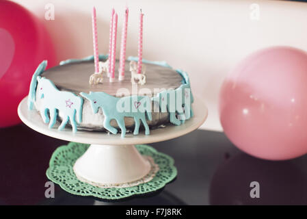 Anniversaire gâteau décoré avec des licornes Banque D'Images