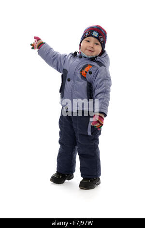 Garçon de trois ans dans des vêtements d'hiver, studio. Isoler sur blanc. Banque D'Images