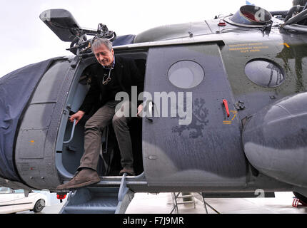 Le ministre de la défense tchèque Martin Stropnicky 22 visites base d'hélicoptères de Namest nad Oslavou, République tchèque, 1 décembre 2015. Martin Stropnicky, représenté à l'hélicoptère de l'armée tchèque Mi-171S. (CTK Photo/Lubos Pavlicek) Banque D'Images