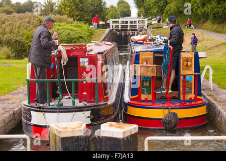 Bateaux étroits des bateaux étroits passant par les écluses de Caen Hill écluses sur le canal Kennet et Avon, Defizes, Wiltshire, Angleterre, Royaume-Uni en août Banque D'Images