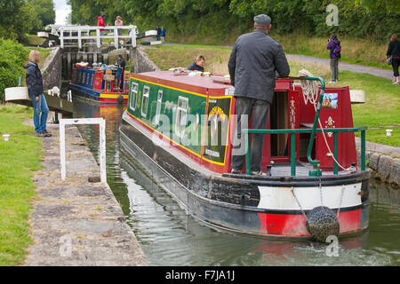 Bateaux étroits des bateaux étroits passant par les écluses de Caen Hill écluses sur le canal Kennet et Avon, Defizes, Wiltshire, Angleterre, Royaume-Uni en août Banque D'Images