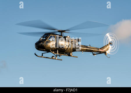 Scout Westland Vintage AH Mk1 Hélicoptère de la confiance historique d'un aéronef en vol stationnaire au-dessus de l'École de pilotage de l'Armée Banque D'Images