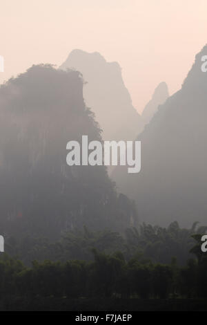 Formations karstiques de calcaire sur la rivière Li à Guilin Guangxi Région Misty, la Chine LA008237 Banque D'Images