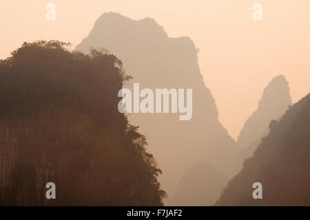 Formations karstiques de calcaire sur la rivière Li à Guilin Guangxi Région Misty, la Chine LA008238 Banque D'Images