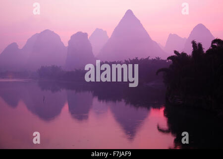 Formations karstiques de calcaire sur la rivière Li à Guilin Guangxi Région Misty, la Chine LA008240 Banque D'Images