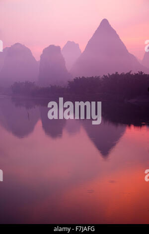 Formations karstiques de calcaire sur la rivière Li à Guilin Guangxi Région Misty, la Chine LA008242 Banque D'Images