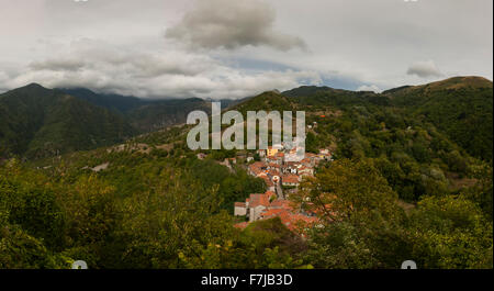 Hilltop village toscan de Montefegatesi dans les montagnes au-dessus de Bagni di Lucca, Italie Banque D'Images