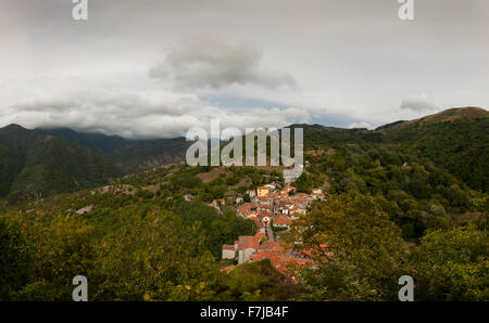 Hilltop village toscan de Montefegatesi dans les montagnes au-dessus de Bagni di Lucca, Italie Banque D'Images