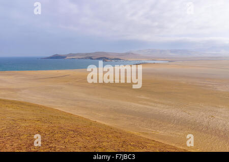 Vue de la côte de la réserve nationale de Paracas sur la côte Pacifique du Pérou Banque D'Images