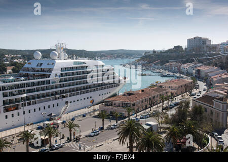 Bateau de croisière Seabourne Quest lié à quai dans le port de Mahon, sur le côté est de la jolie île des Baléares de Minorque Banque D'Images