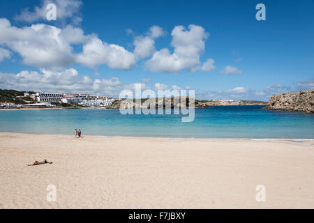 La plage de sable et de belles eaux bleues de la baie s'Arenal d'en Castell l'endroit idéal pour bronzer. Banque D'Images