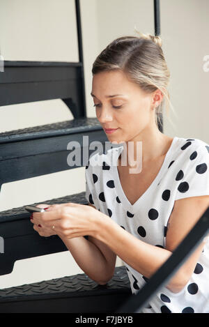 Woman using smartphone Banque D'Images