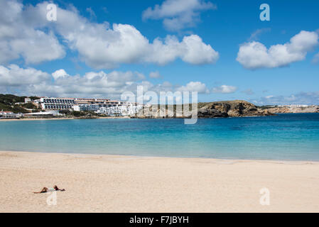 La plage de sable et de belles eaux bleues de la baie s'Arenal d'en Castell l'endroit idéal pour bronzer. Banque D'Images