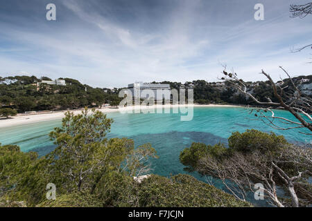 La belle baie incurvée et plage de sable de Cala Galdana sur la South Coast de l'île des Baléares de Minorque. Banque D'Images