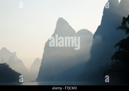 Formations karstiques de calcaire le long de la rivière Li Guilin Guangxi, Chine La région008269 Banque D'Images