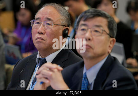 Paris, France. 1er décembre 2015. Xie Zhenhua (L), le représentant spécial de la Chine sur le changement climatique, l'écoute au cours de la Chine-ADB La coopération sur le changement climatique Activité parallèle en marge de la 2015 Conférence des Nations Unies sur les changements climatiques (COP 21) à Le bourget sur la banlieue nord de Paris, France, le 1 décembre, 2015. La Chine travaillera en étroite collaboration avec la Banque asiatique de développement (BAD) à l'égard de ses émissions de dioxyde de carbone (CO2) des objectifs de réduction des émissions © Xinhua/Alamy Live News Banque D'Images