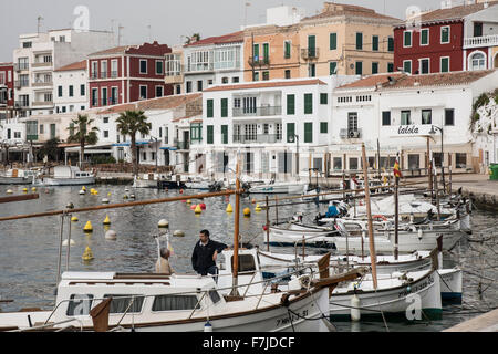 La jolie baie de cales Fonts en Es Castell juste à l'est de la capitale Mahon est un excellent endroit où se promener et manger. Banque D'Images