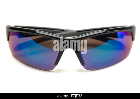 Les lunettes de soleil polarisées sports. Isoler sur blanc. Banque D'Images