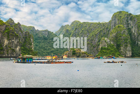 Asian village flottant à Halong Bay Banque D'Images