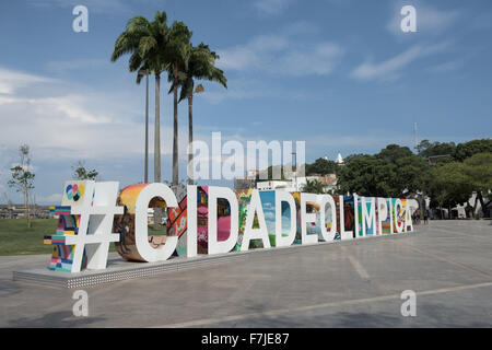 Vue sur la Praça Mauá avec le CIDADEOLIMPICA important signe # en face de palmiers. Jeux olympiques, Rio de Janeiro, Brésil, 2016. Banque D'Images