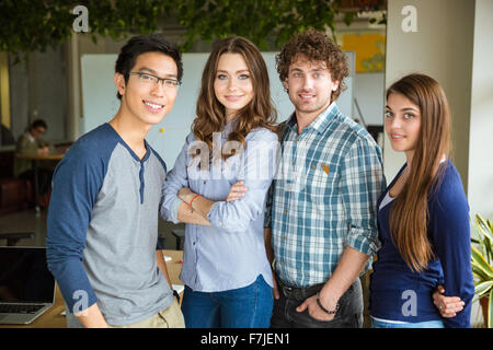 Portrait de groupe des étudiants confiants contenu magnifique smiling Standing together Banque D'Images