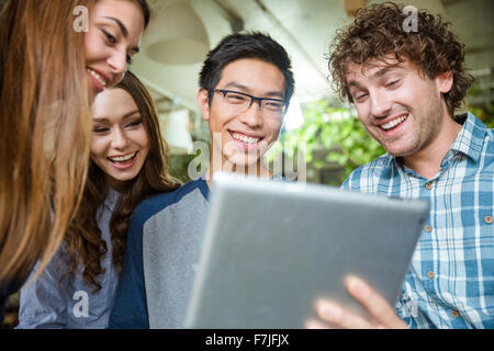 Les jeunes franc joyeux amusant rire et à l'aide de tablet Banque D'Images