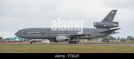 McDonnell Douglas DC10 d'avion de transport ravitailleur militaire T-235 de la Force aérienne néerlandaise, sur la dérive à l'RIAT Banque D'Images