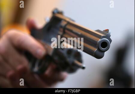 Un homme tient un revolver Magnum 357 fabricant d'armes à feu par Smith & Wesson dans une boutique d'armes à Kaufbeuren, Allemagne, 01 décembre 2015. Photo : Karl-JSEOF Opim/dpa Banque D'Images