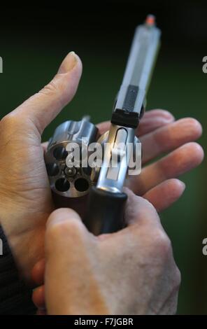 Un homme tient un revolver Magnum 357 fabricant d'armes à feu par Smith & Wesson dans une boutique d'armes à Kaufbeuren, Allemagne, 01 décembre 2015. Photo : Karl-JSEOF Opim/dpa Banque D'Images