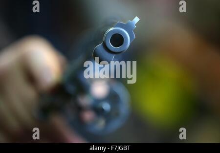 Un homme tient un revolver Magnum 357 fabricant d'armes à feu par Smith & Wesson dans une boutique d'armes à Kaufbeuren, Allemagne, 01 décembre 2015. Photo : Karl-JSEOF Opim/dpa Banque D'Images