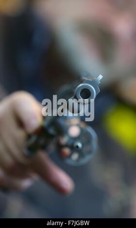 Un homme tient un revolver Magnum 357 fabricant d'armes à feu par Smith & Wesson dans une boutique d'armes à Kaufbeuren, Allemagne, 01 décembre 2015. Photo : Karl-JSEOF Opim/dpa Banque D'Images