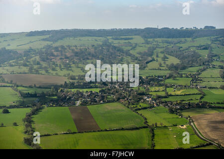 Une vue aérienne du village de Worcestershire Elmley Castle. Bredon Hill est visible derrière Banque D'Images