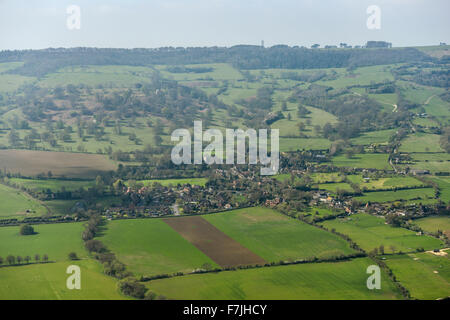 Une vue aérienne du village de Worcestershire Elmley Castle. Bredon Hill est visible derrière Banque D'Images