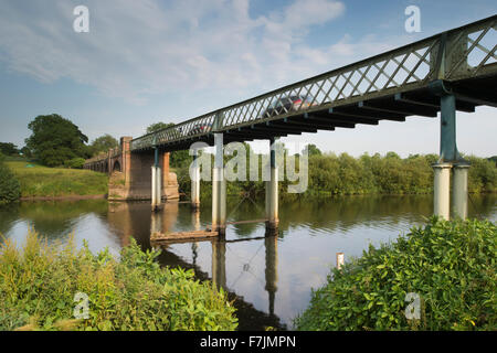 Été soleil et ciel bleu, les voitures traversent Aldwark étroit pont à péage, reflétée dans la rivière Ure, North Yorkshire, England, GB, UK - bas point de vue. Banque D'Images