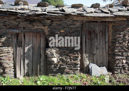 Portes en bois ancien sur une construction faite d'ardoise, typique des villages de l'architecture noire dans la province de Guadalaja Banque D'Images