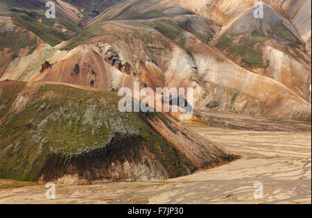 Paysage volcanique avec des formations de rhyolite de Fjallabak, région du sud de l'Islande Banque D'Images