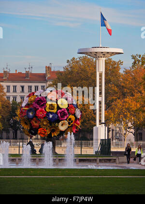 Lyon France statue de bouquet de fleurs et tour olympique Banque D'Images