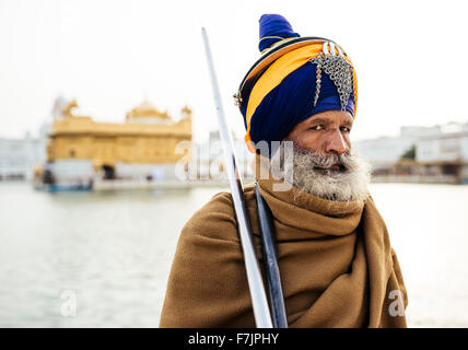 Portrait d'un Sikh guard tenant une lance, Golden Temple, Amritsar, Punjab, India Banque D'Images