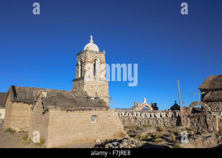 Église dans le parc national de Sajama, Bolivie Banque D'Images