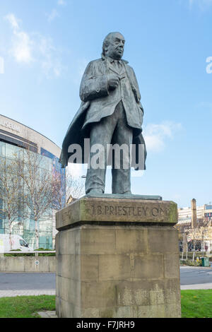 Statue de JB Priestley en dehors de la National Media Museum à Bradford, Yorkshire Banque D'Images