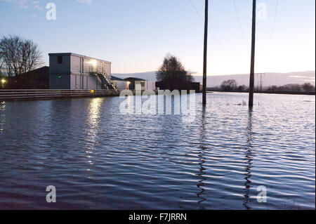 Welshpool, Powys, Pays de Galles, Royaume-Uni. 1er décembre, 2015. L'aéroport de Melbourne est entouré par les eaux de crue. La rivière Severn éclate c'est banques à Welshpool et provoque une inondation. Credit : Graham M. Lawrence/Alamy Live News. Banque D'Images