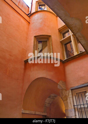 Appartements colorés cachés dans les rues du centre-ville de Lyon dans le sud de la France Banque D'Images