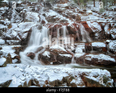 Glen Alpine Falls minutes après les chutes de neige fraîche. Lake Tahoe, California Banque D'Images