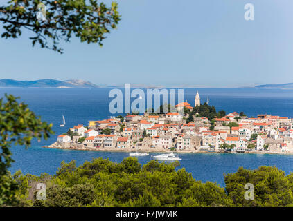 Primosten, Sibenik-Knin County, Croatie. Ville balnéaire populaire sur la côte Adriatique. Banque D'Images