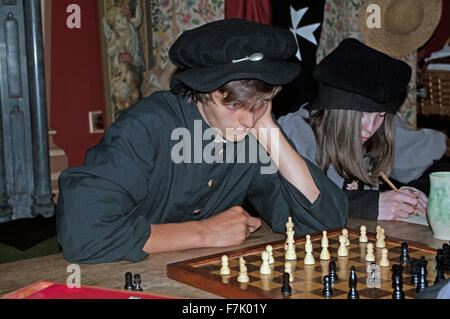 Tudor vie jeunes jouant aux échecs Kentwell Hall re-construction Suffolk Banque D'Images