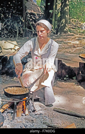 Femme Vie Tudor cuisson sur feu de bois Ouvert Kentwell Hall re-construction Suffolk Banque D'Images