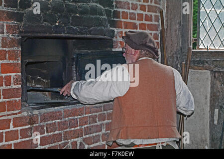 La vie des petits pains Tudor en tenant hors de Four Kentwell Hall re-construction Suffolk Banque D'Images