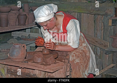 Fille Tudor Potter au volant Kentwell Hall re-construction Suffolk Banque D'Images